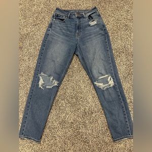 American Eagle High-waisted blue mom jean!